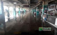 宜宾大雨 金沙江水涨进滨江路