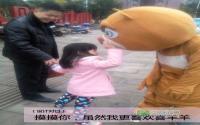 宜宾商场卡通人物玩快闪 格林童话全球巡演