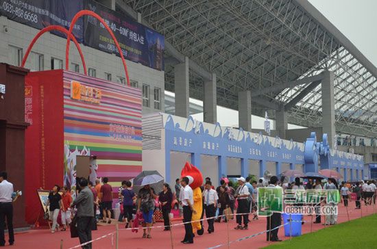 银龙广场展台前人流涌动