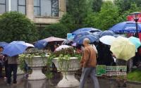 粗大事了！塞纳国际被一片雨伞“淹没”