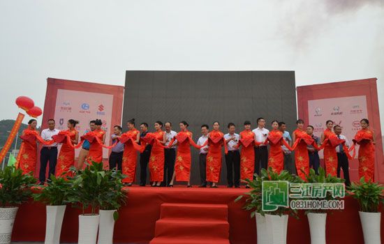 轮子都被挤飞了~装备城·汽车城开业好热闹