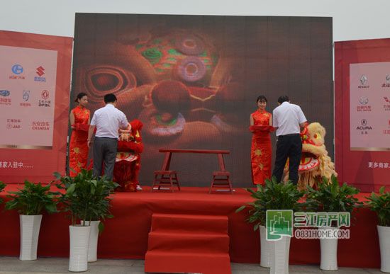 轮子都被挤飞了~装备城·汽车城开业好热闹