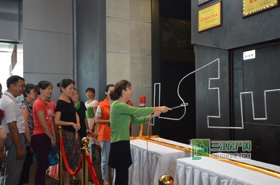 轮子都被挤飞了~装备城·汽车城开业好热闹