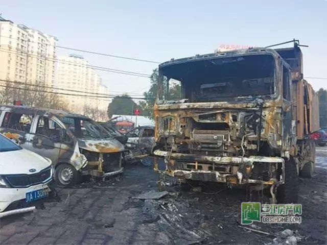 遭了！宜宾马掌街一车子自燃了！不晓得人出事没……