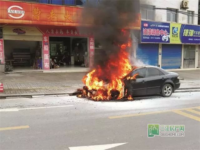 遭了！宜宾马掌街一车子自燃了！不晓得人出事没……