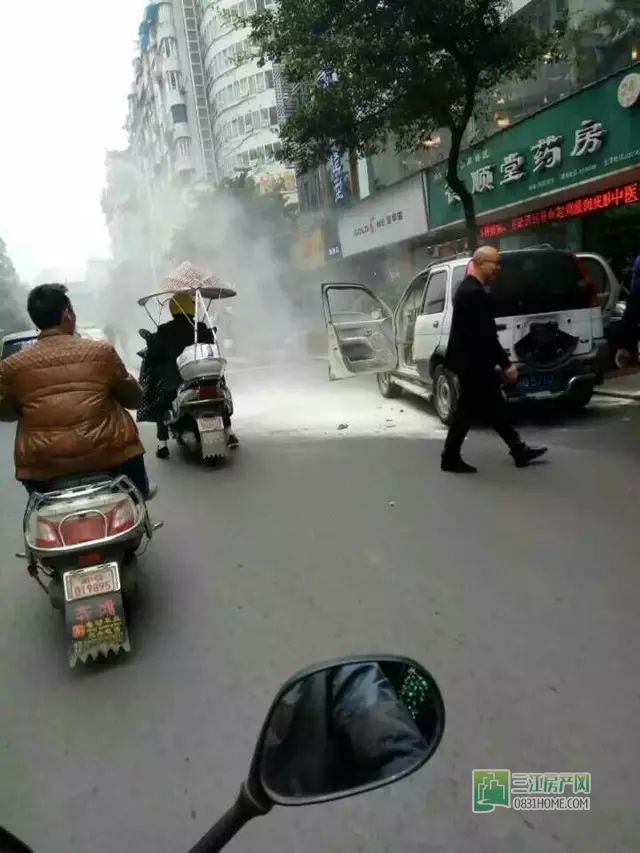 遭了！宜宾马掌街一车子自燃了！不晓得人出事没……
