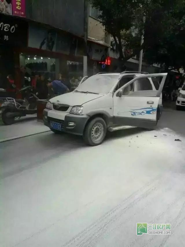 遭了！宜宾马掌街一车子自燃了！不晓得人出事没……