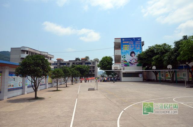 沙坪小学校园内部.jpg