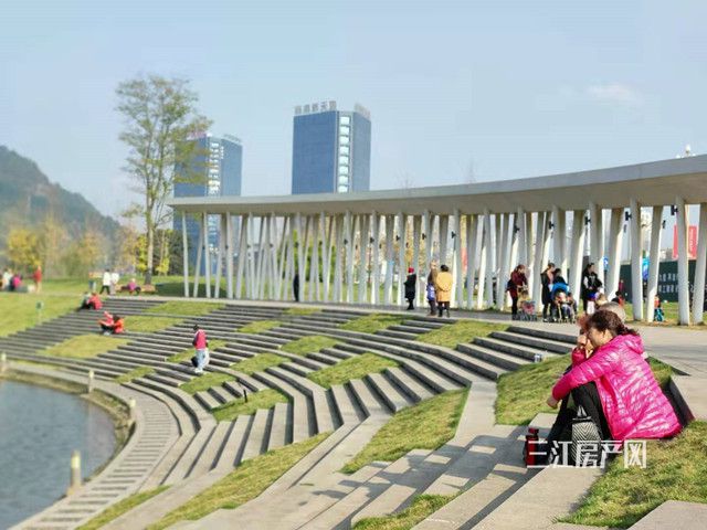 12104047f483d6fc888647.jpg 散步.jpg